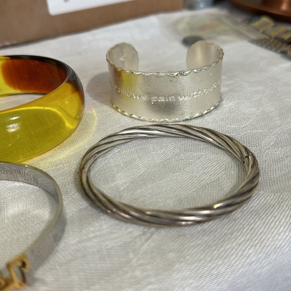 Six bangle bracelets - Picture 4 of 4